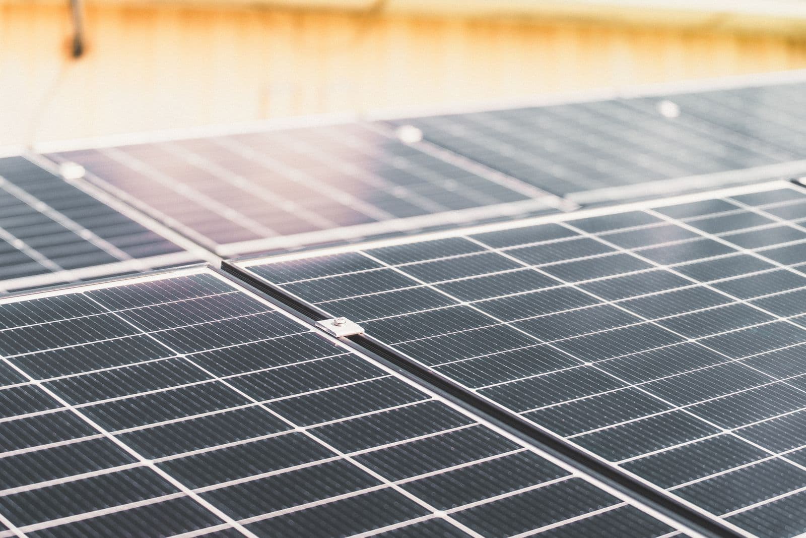 Pannelli fotovoltaici su un tetto con il sole