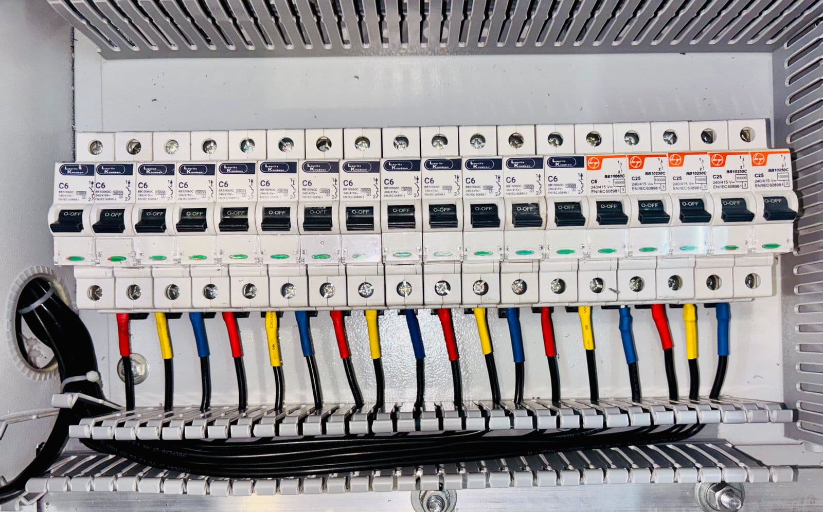 Elettricista al lavoro sul rifacimento di un impianto elettrico domestico