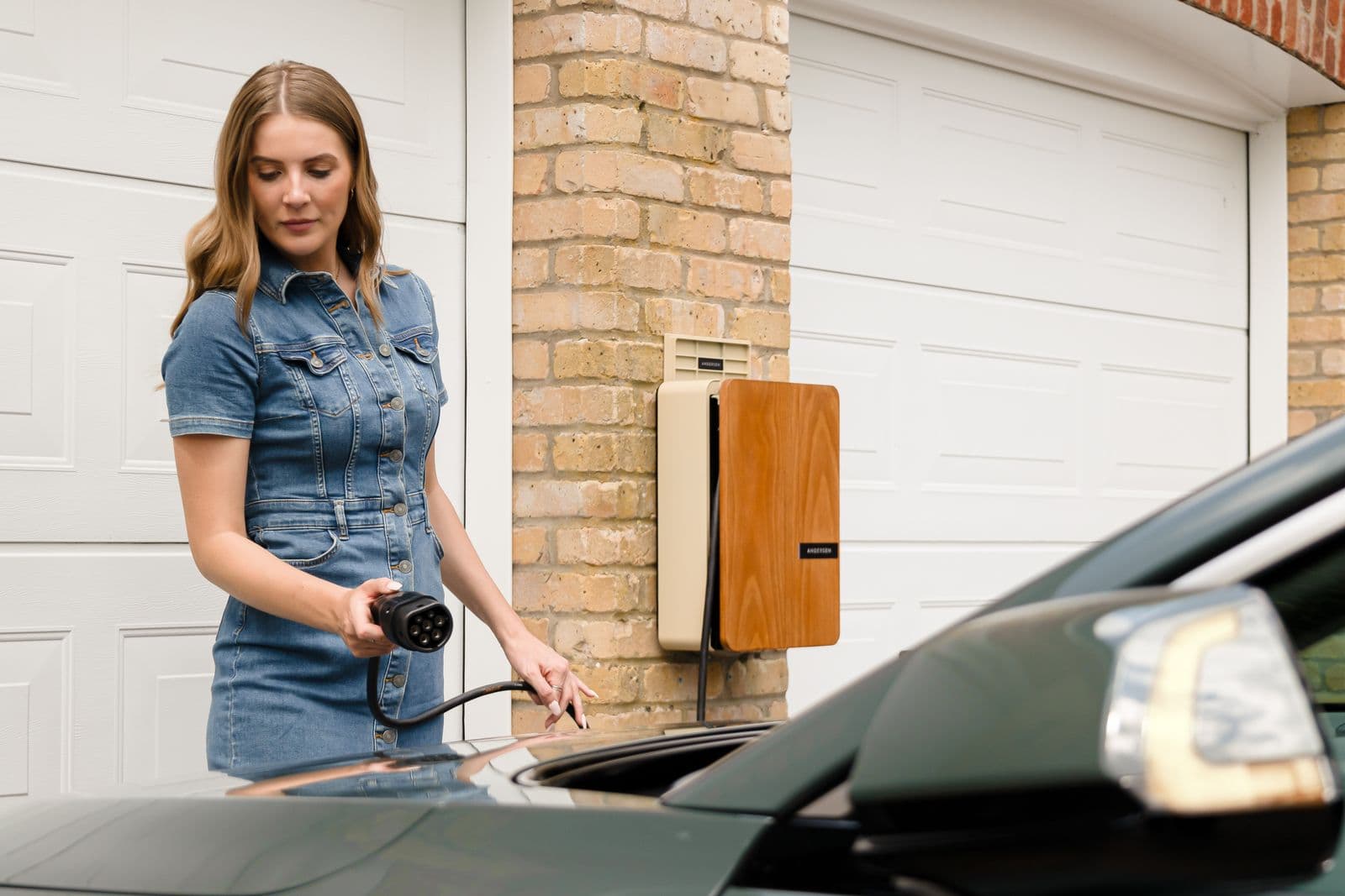 Wallbox per la ricarica dell’auto elettrica installata sul muro di un garage
